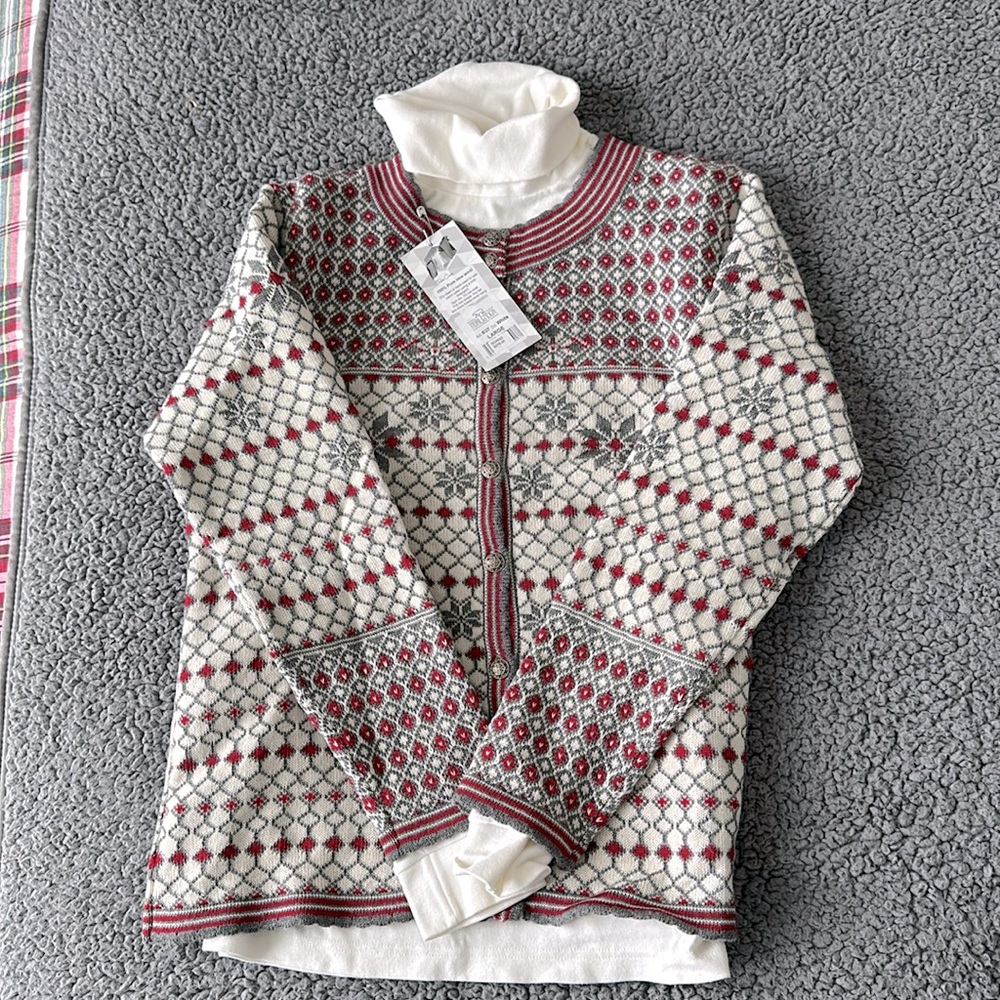 100%wool Norlender sweater with separate turtleneck. Cream/red/grey. Size L. New